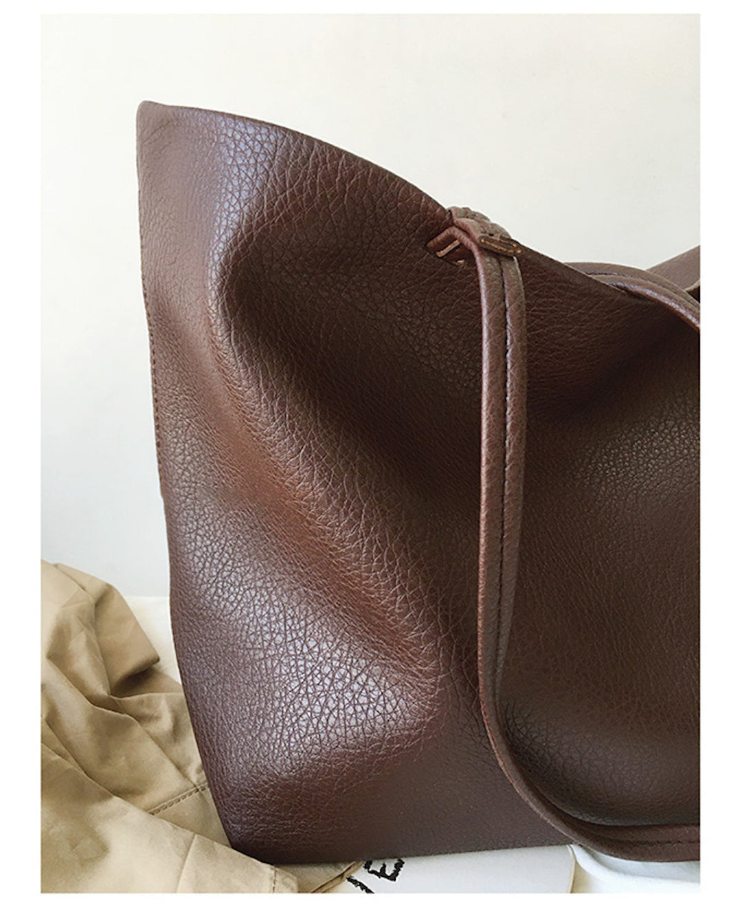 Urban Chic Carryall Tote – Work and Weekend Essential – Travel Detail – Large Size
