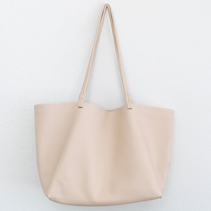 Urban Chic Carryall Tote – Work and Weekend Essential – Travel Detail – Large Size